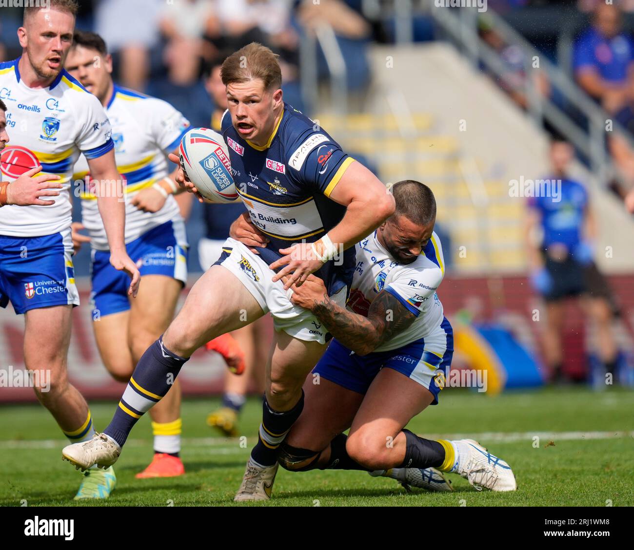 Leeds, Royaume-Uni. 20 août 2023. Tom Holroyd #18 de Leeds Rhinos est attaqué par Paul Vaughan #10 de Warrington Wolves lors du match Betfred Super League Round 22 Leeds Rhinos vs Warrington Wolves au Headingley Stadium, Leeds, Royaume-Uni, le 20 août 2023 (photo de Steve Flynn/News Images) à Leeds, Royaume-Uni le 8/20/2023. (Photo Steve Flynn/News Images/Sipa USA) crédit : SIPA USA/Alamy Live News Banque D'Images