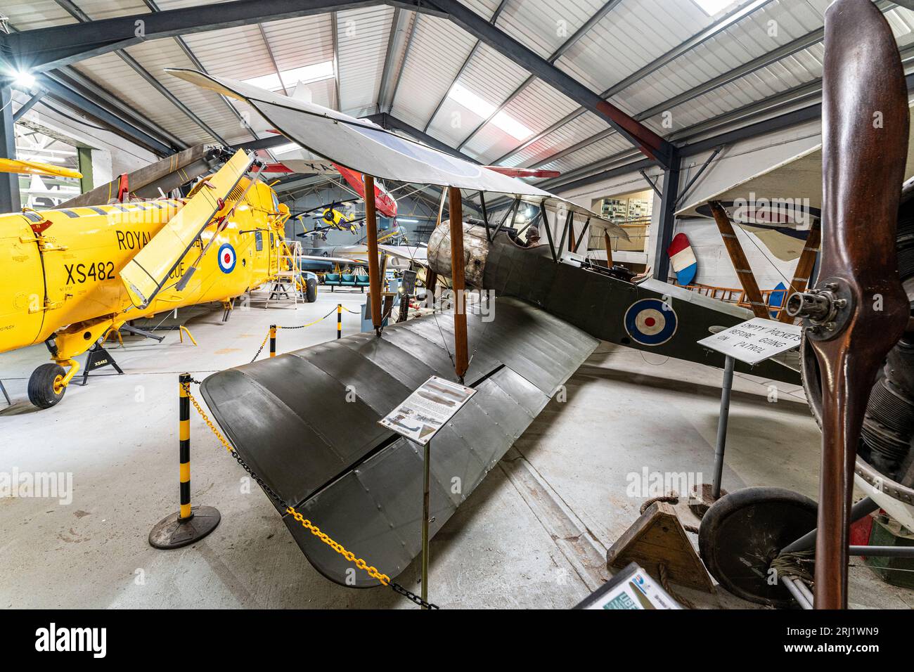 Réplique de la guerre mondiale One Sopwith Strutter World War One biplan, utilisé dans le film 'Flyboyss', dans le cintre au musée d'histoire de la RAF Manston. Banque D'Images