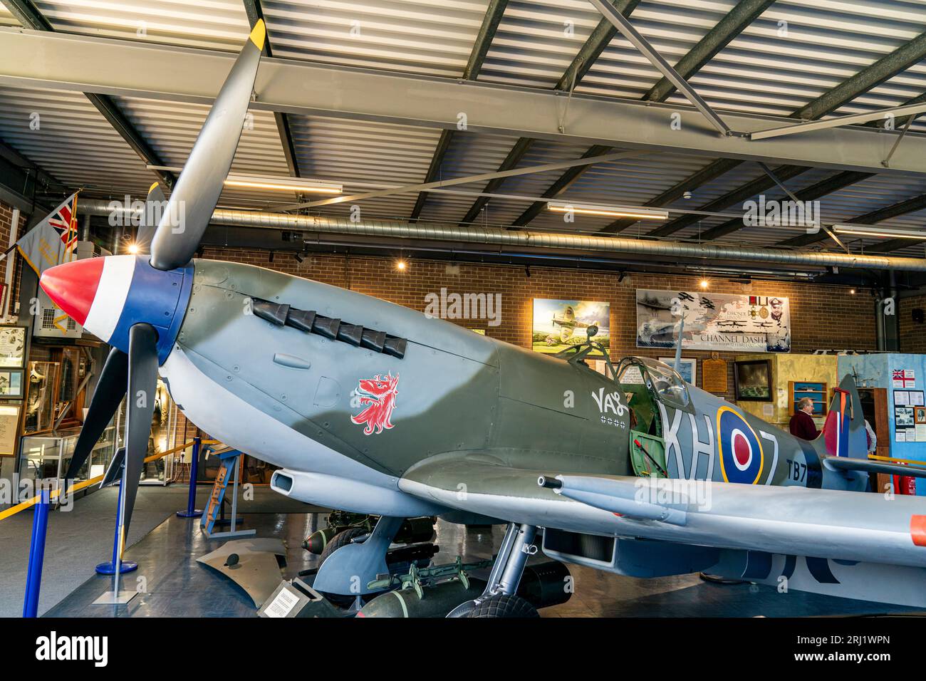 RAF Spitfire XVI exposé à l'intérieur du musée commémoratif Spitfire and Hurricane à l'ancien aérodrome de Manston de la RAF dans le Kent. Vue latérale, hélice et cockpit Banque D'Images