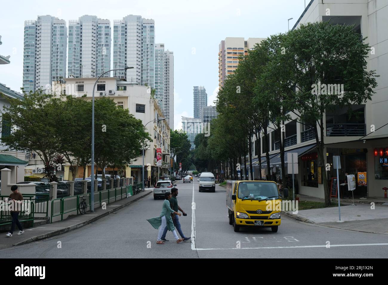 Couple traverse Home Road près de Jalan Besar à Singapour. 17/09/2022 Banque D'Images