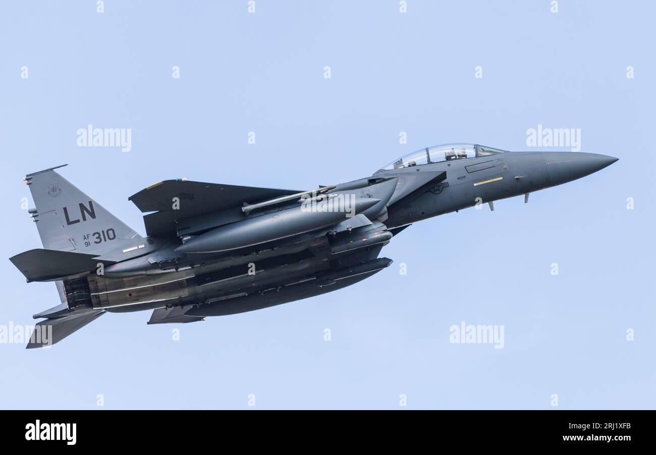 Le F-15E Strike Eagle monte vers le ciel après avoir décollé de sa base de la RAF Lakenheath dans le Suffolk pour effectuer une sortie d'entraînement en août 2023. Banque D'Images