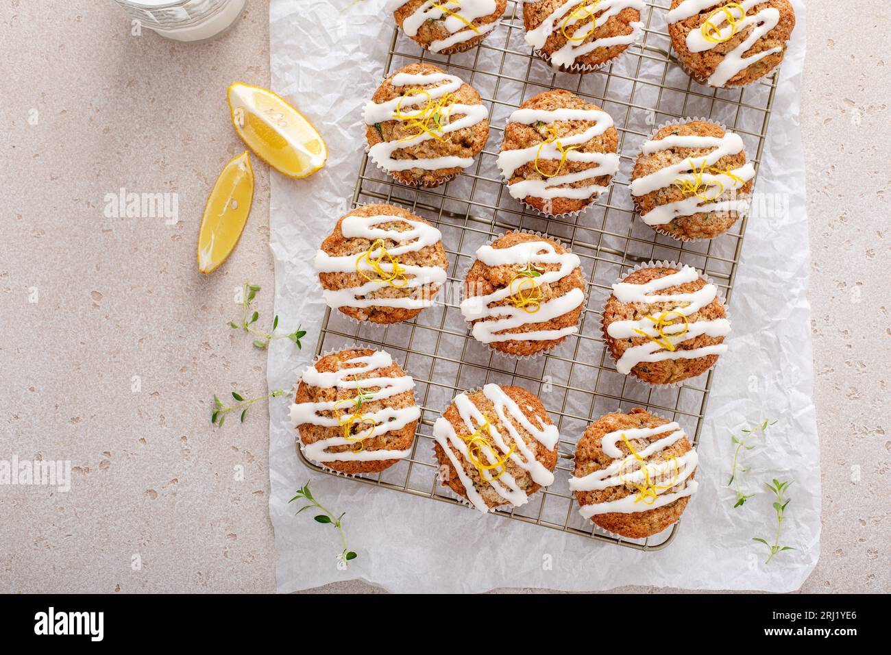 Muffins aux courgettes au citron avec thym et saupoudrés de glaçage au fromage à la crème Banque D'Images