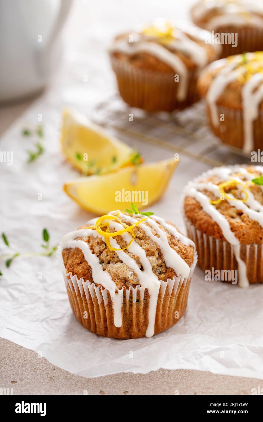 Muffins aux courgettes au citron au thym et saupoudrés de glaçage au fromage à la crème Banque D'Images
