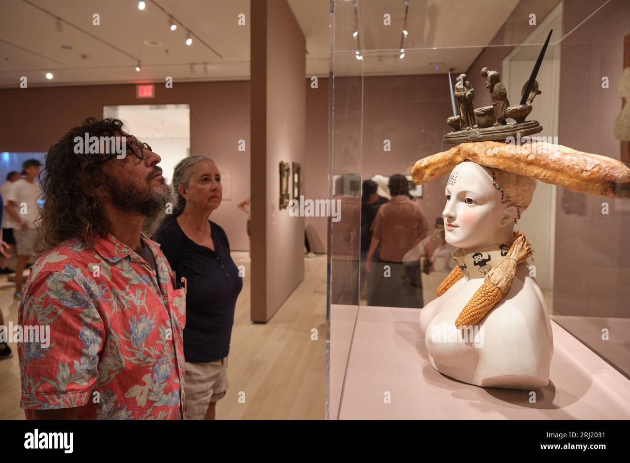 Les gens regardant rétrospective buste d'une femme avec une baguette par Salvador Dali MOMA NYC New York City Banque D'Images