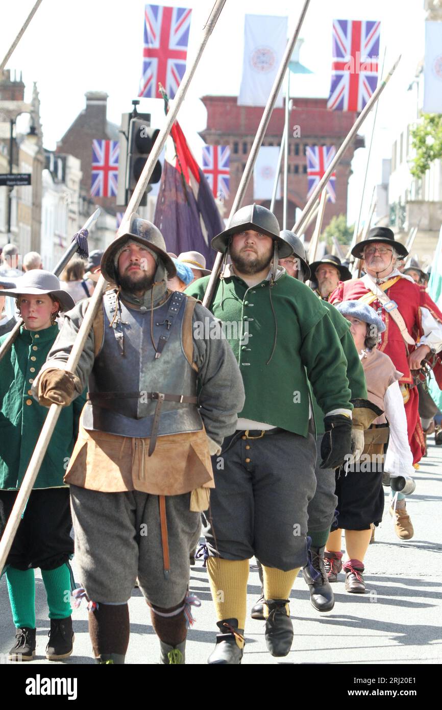 Colchester, Royaume-Uni. 20 août 2023. La Société anglaise de la guerre civile reconstitue le siège de Colchester de 1648 qui a eu lieu pendant la guerre civile anglaise. La parade a eu lieu dans la High Street suivie d'une bataille dans le Lower Castle Park. Crédit:Eastern Views/Alamy Live News Banque D'Images