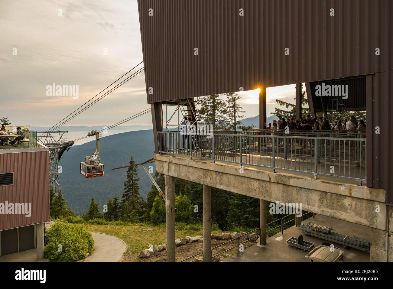 Vancouver, Canada - août 5,2023 : vue panoramique de la télécabine Skyride de Grouse Mountain sur un magnifique coucher de soleil en toile de fond Banque D'Images