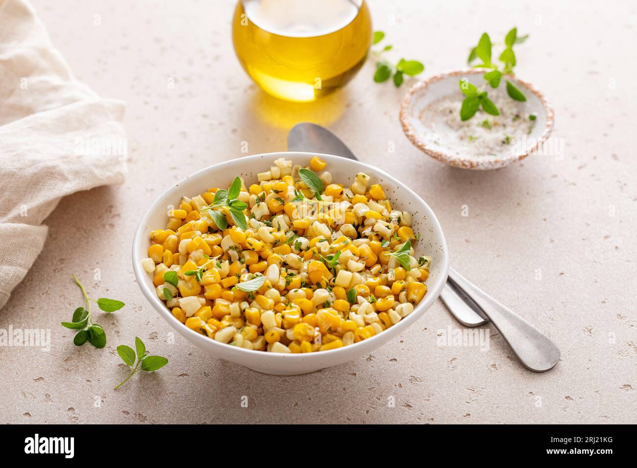 Maïs jaune et blanc sauté avec des herbes, plat d'accompagnement sain ou idée de recette de salade Banque D'Images