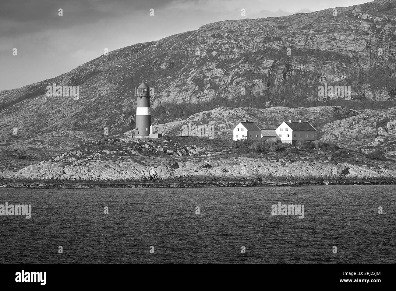 Photo en noir et blanc du phare de Buholmråsa en fonte de 23,5 m, construit en 1917 est situé à Svesfjorden, en Norvège. 3 mai 2023 Banque D'Images Photo en noir et blanc du phare de Buholmråsa en fonte de 23,5 m, construit en 1917 est situé à Svesfjorden, en Norvège. 3 mai 2023 Banque D'Images