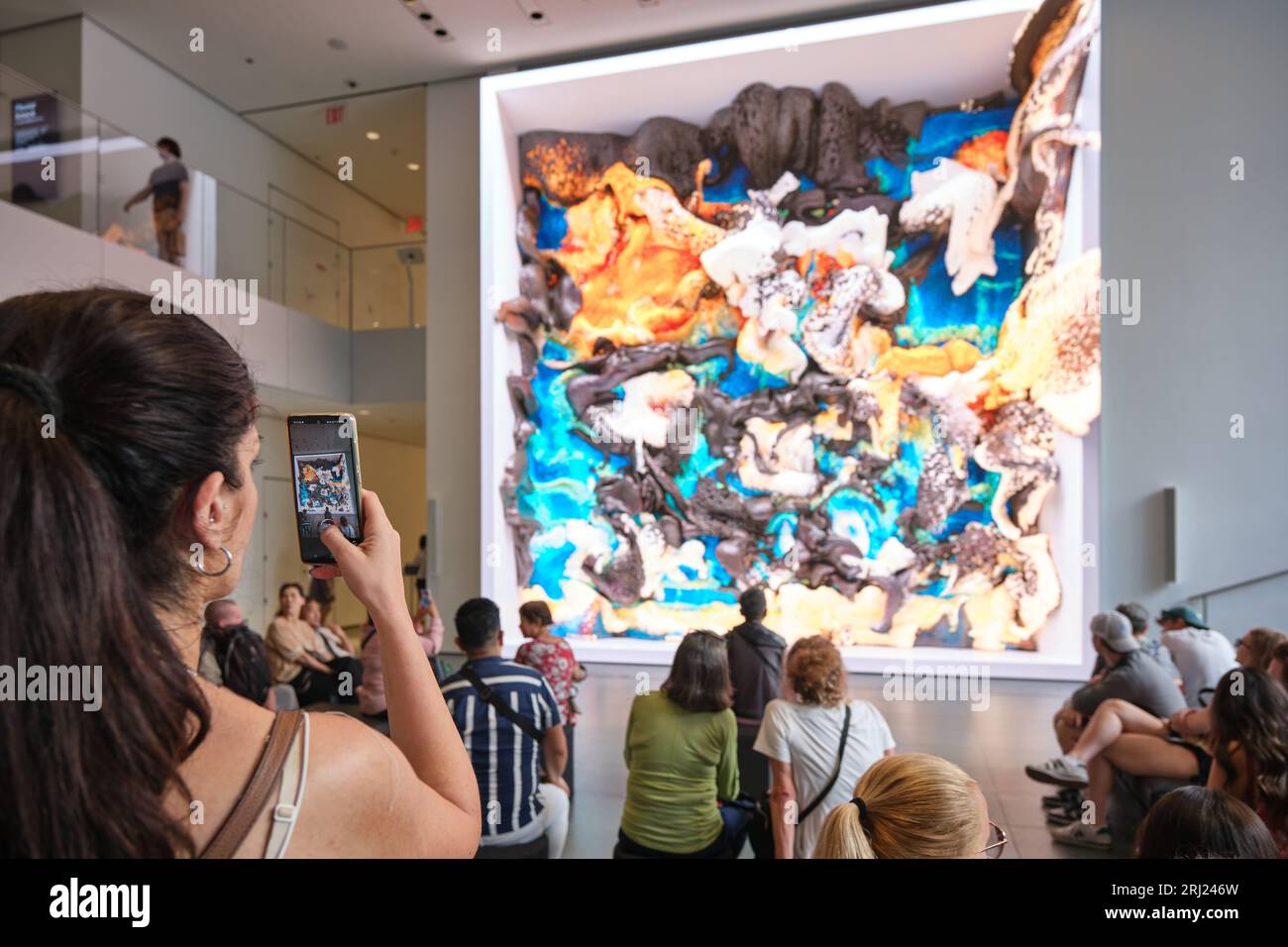 Non supervisé par Refik Anadol au MOMA. L'intelligence artificielle interprète 200 ans d'art de MOMA pour créer des œuvres numériques qui se développent continuellement. Banque D'Images Non supervisé par Refik Anadol au MOMA. L'intelligence artificielle interprète 200 ans d'art de MOMA pour créer des œuvres numériques qui se développent continuellement. Banque D'Images