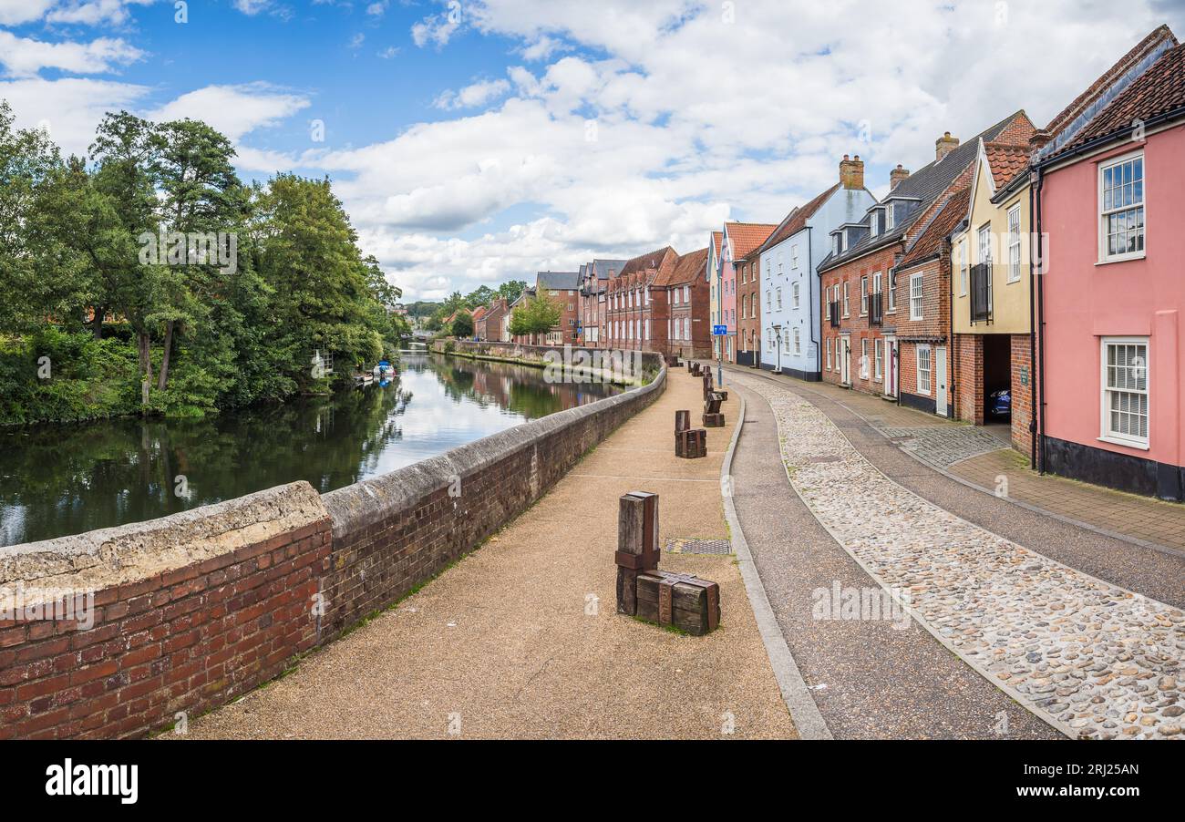 Jolies maisons multicolores photographiées le long de la rivière Wensum à Norwich en août 2023. Banque D'Images