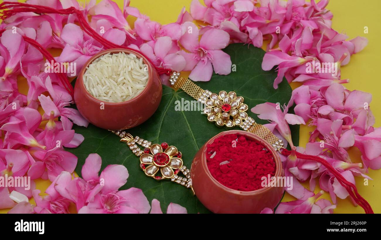 Fête indienne : Raksha Bandhan. Un bracelet indien traditionnel qui est un symbole de l'amour entre Frères et Sœurs. Banque D'Images