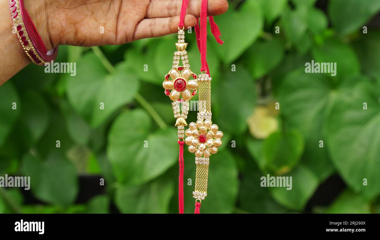 Fête indienne : Raksha Bandhan. Un bracelet indien traditionnel qui est un symbole de l'amour entre Frères et Sœurs. Banque D'Images
