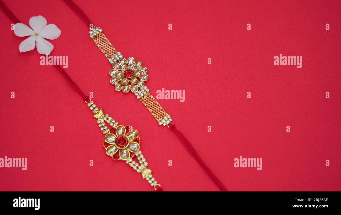 Fête indienne : Raksha Bandhan. Un bracelet indien traditionnel qui est un symbole de l'amour entre Frères et Sœurs. Banque D'Images
