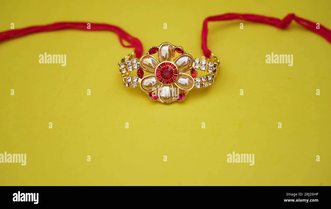 Fête indienne : Raksha Bandhan. Un bracelet indien traditionnel qui est un symbole de l'amour entre Frères et Sœurs. Banque D'Images