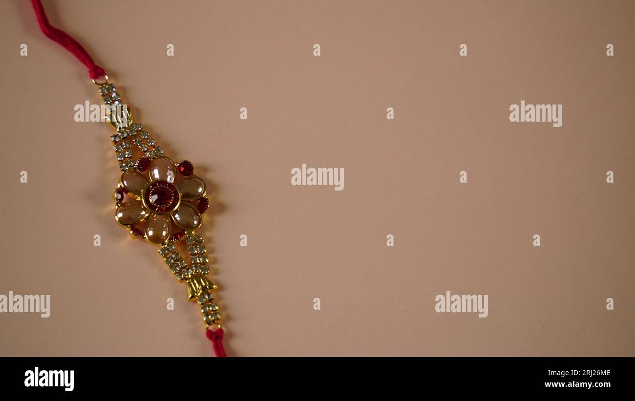 Fête indienne : Raksha Bandhan. Un bracelet indien traditionnel qui est un symbole de l'amour entre Frères et Sœurs. Banque D'Images