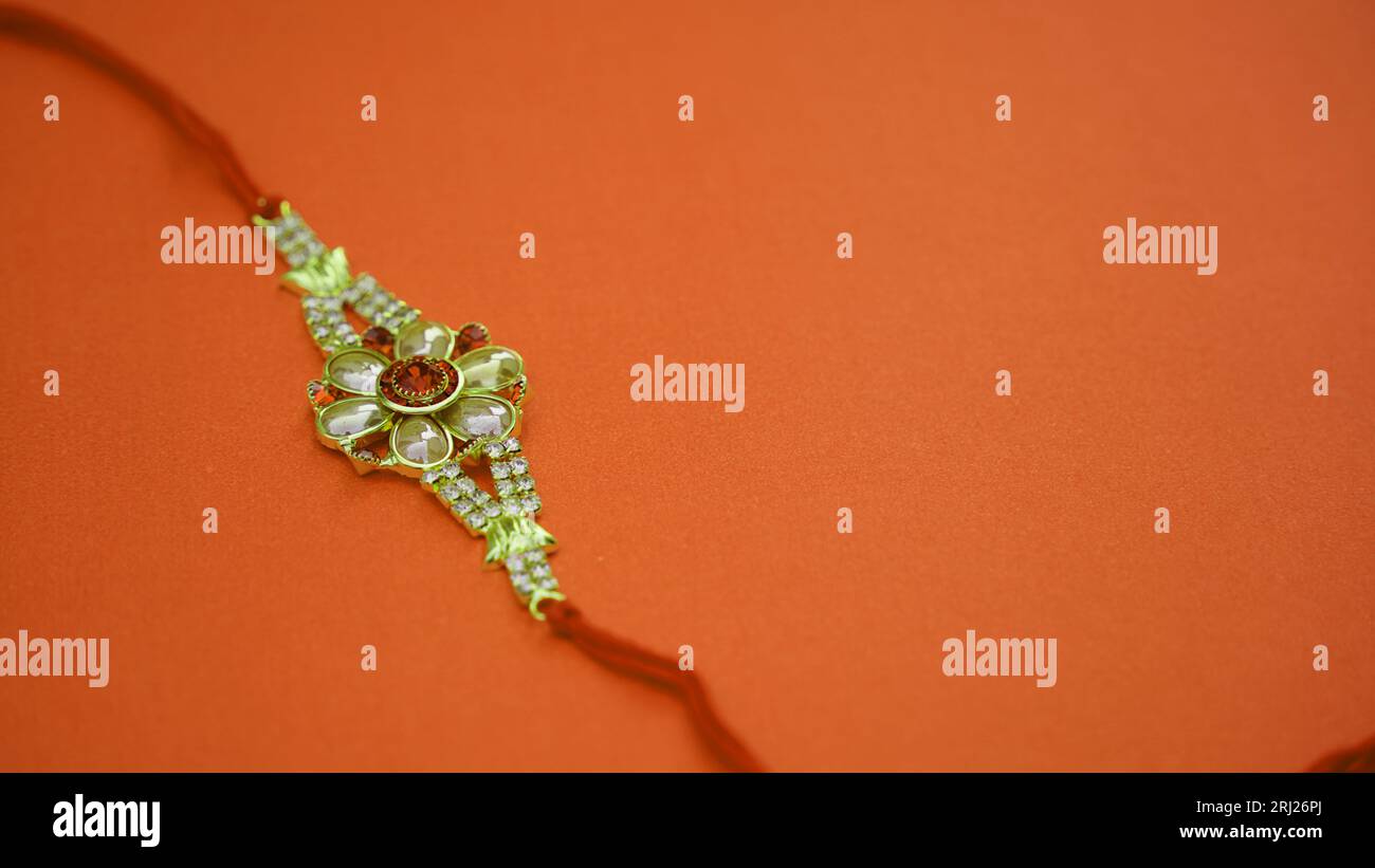 Fête indienne : Raksha Bandhan. Un bracelet indien traditionnel qui est un symbole de l'amour entre Frères et Sœurs. Banque D'Images