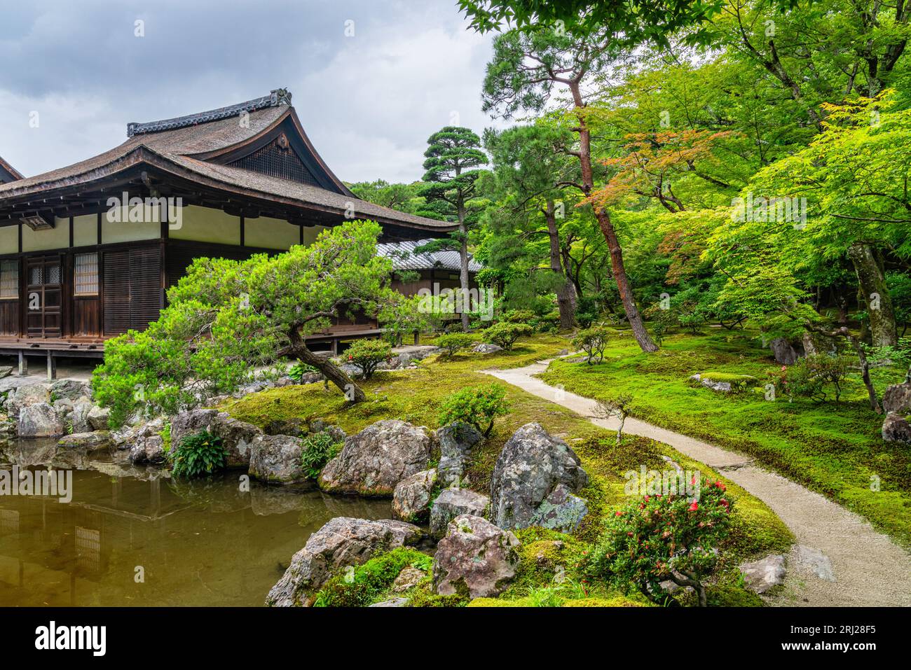 Vue panoramique dans le merveilleux temple Ginkaku-ji à Kyoto. Japon. Banque D'Images