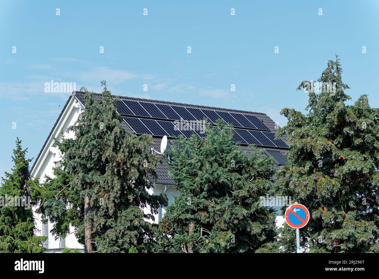 Hausse des coûts de l'électricité et autoproduction d'électricité, toiture de maison avec des éléments photovoltaïques Banque D'Images