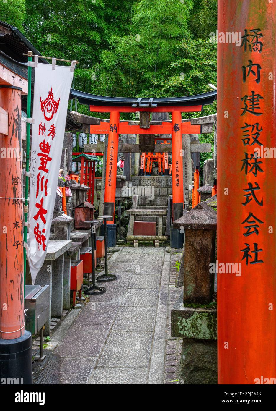 Vue panoramique dans le célèbre sanctuaire Fushimi Inari-Taisha à Kyoto. Japon. Banque D'Images