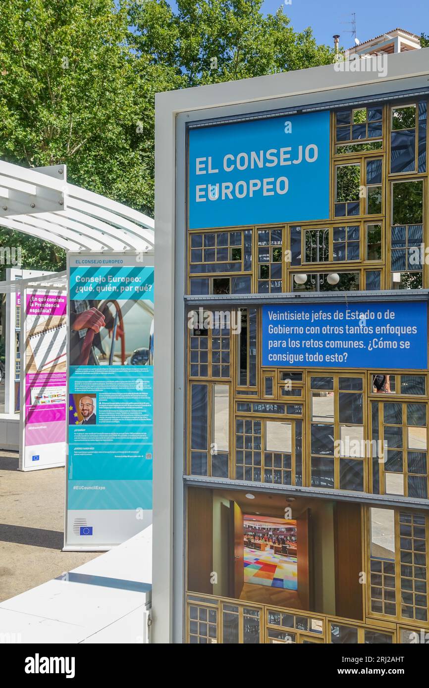 Grenade, Espagne ; 12 août 2023 : affiches informatives dans les rues de Grenade sur la présidence de l'Espagne au Conseil européen en l'an 2023 Banque D'Images