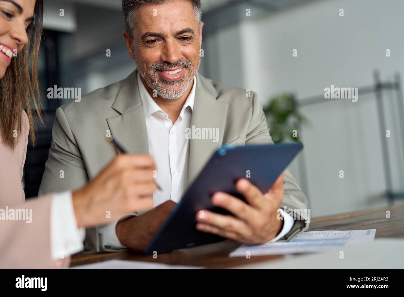 Homme d'affaires dirigeant plus âgé rencontrant le directeur de banque consultant client avec tablette. Banque D'Images