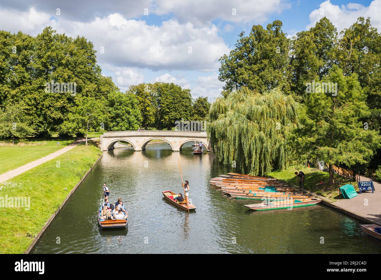 Punts emmenant des touristes le long de la rivière Cam photographié en août 2023 devant Trinity Bridge, Cambridge. Banque D'Images