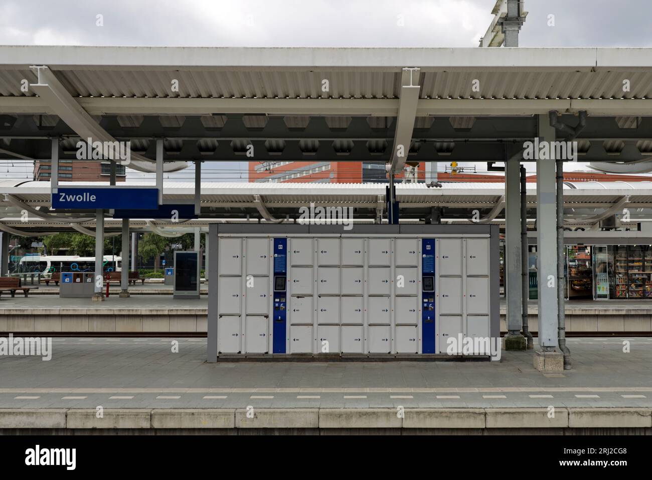 Casiers à bagages de ProRail sur le quai de la station Zwolle. Banque D'Images