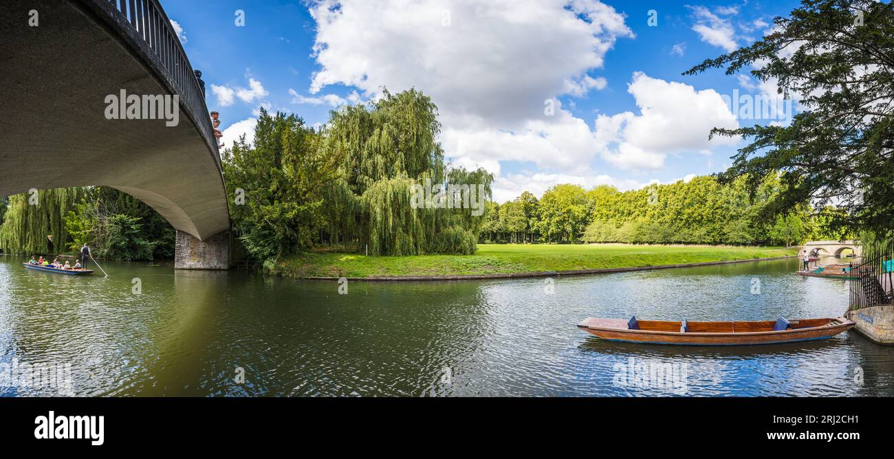 Un panorama multi-images capturé dans Cambridge Uder Garret Hostel Bridge montrant les punts sur la rivière Cam en août 2023. Banque D'Images