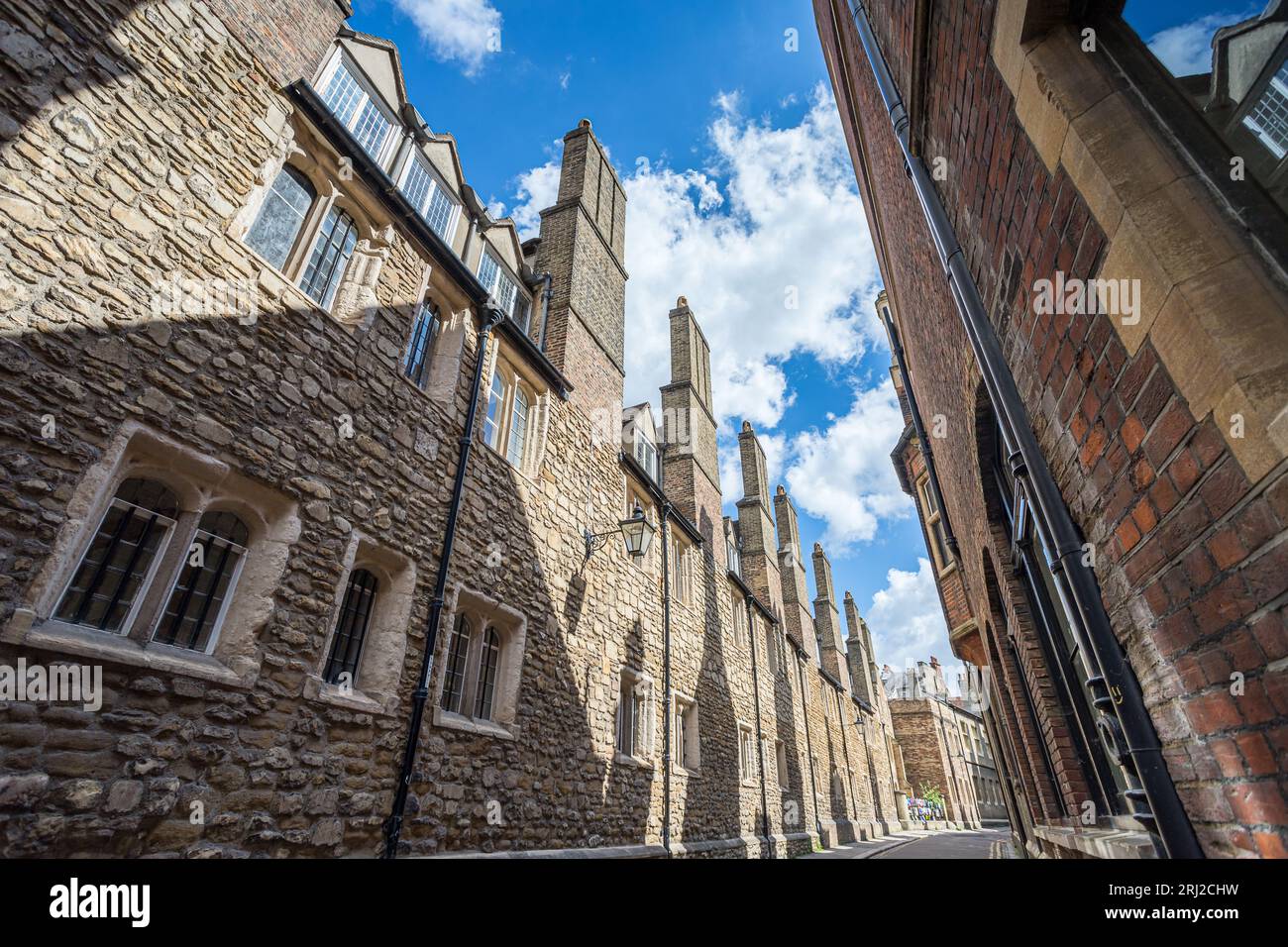 Regardant vers le haut les bâtiments imposants et les cheminées sur Trinity Lane sous un ciel bleu à Cambridge en août 2023. Banque D'Images