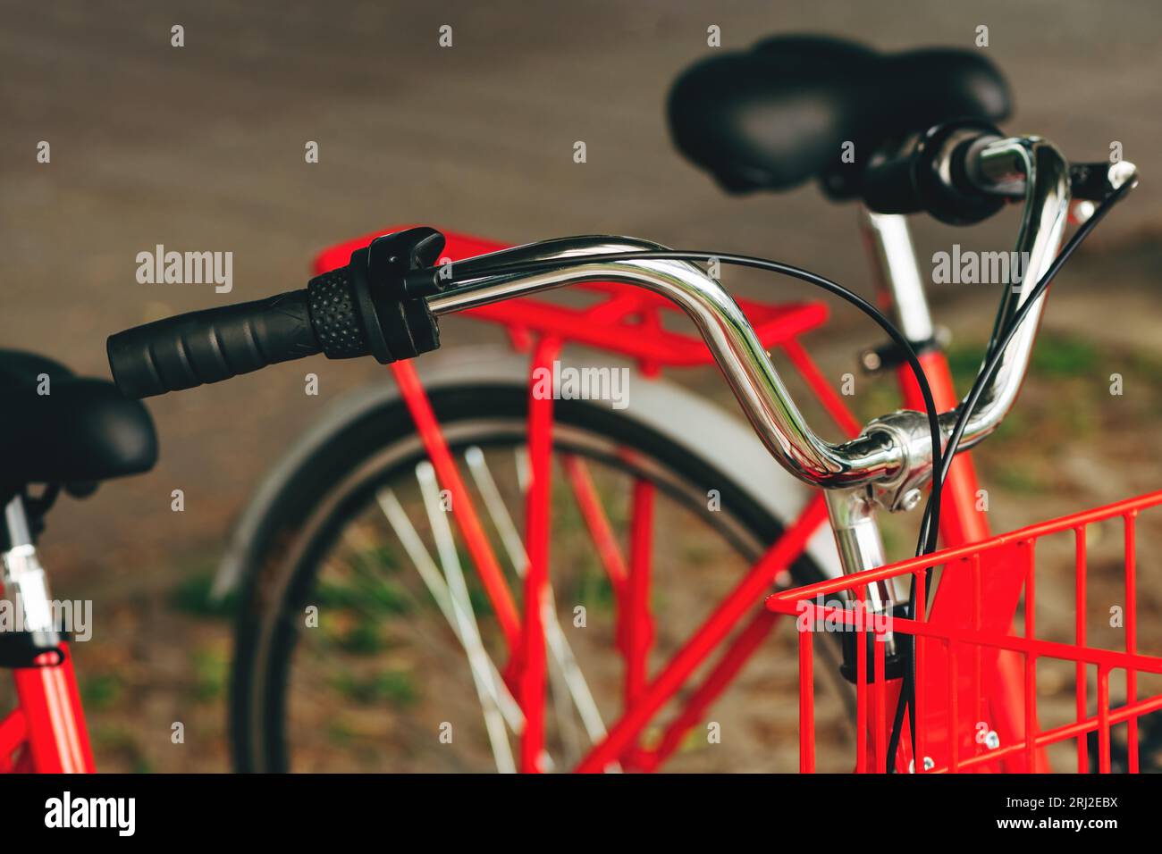 Gros plan du guidon et des poignées de vélo rouges, mise au point sélective Banque D'Images