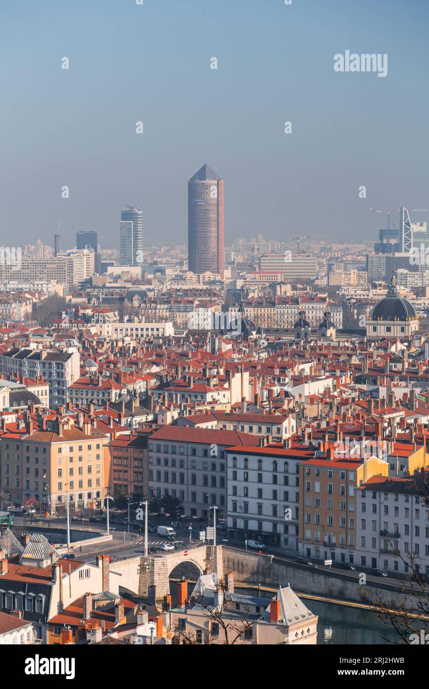 Lyon, France - 25 janvier 2022 : vue panoramique aérienne de la ville de Lyon depuis la colline de Fourvière. Banque D'Images