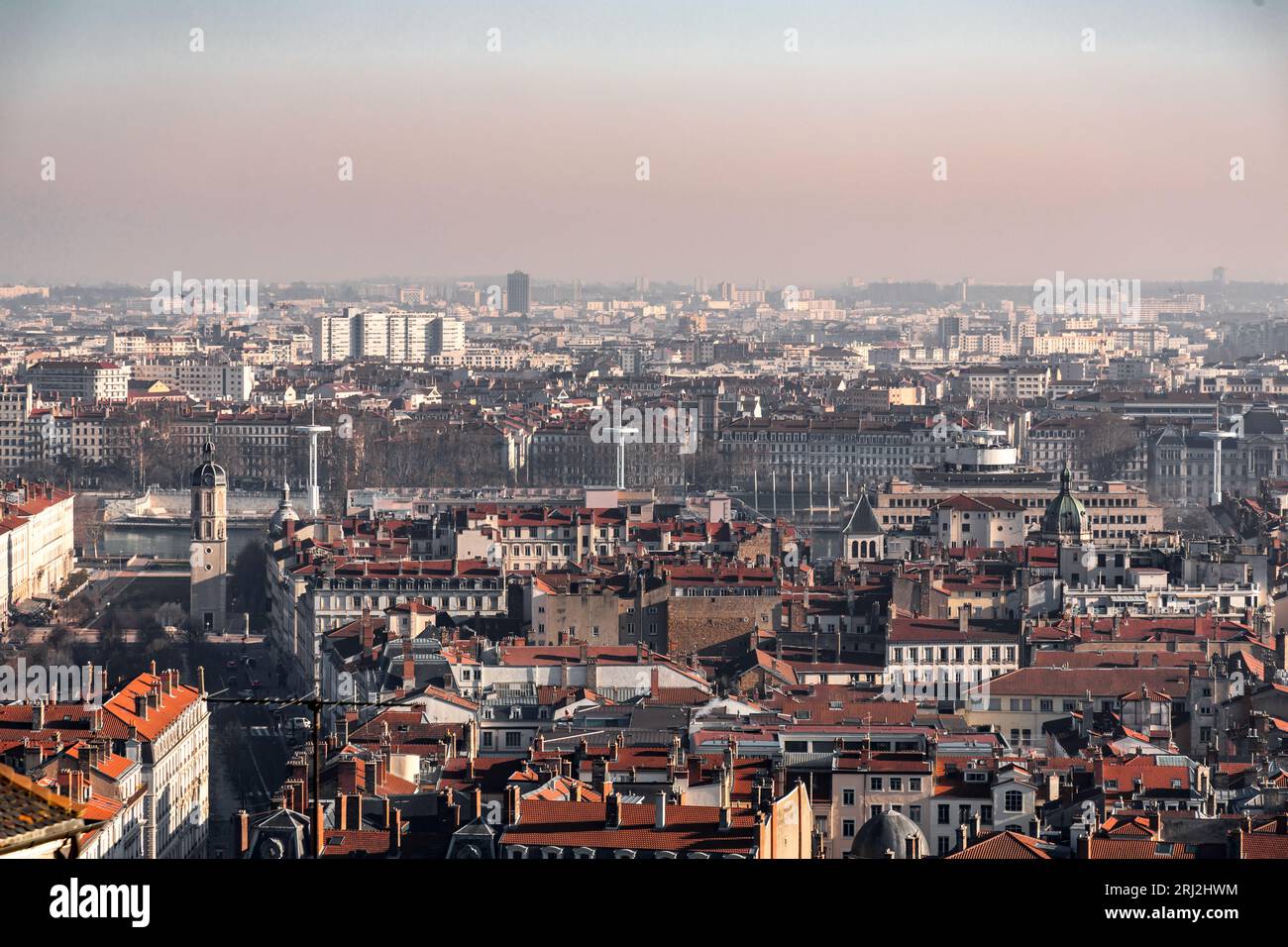Lyon, France - 25 janvier 2022 : vue panoramique aérienne de la ville de Lyon depuis la colline de Fourvière. Banque D'Images