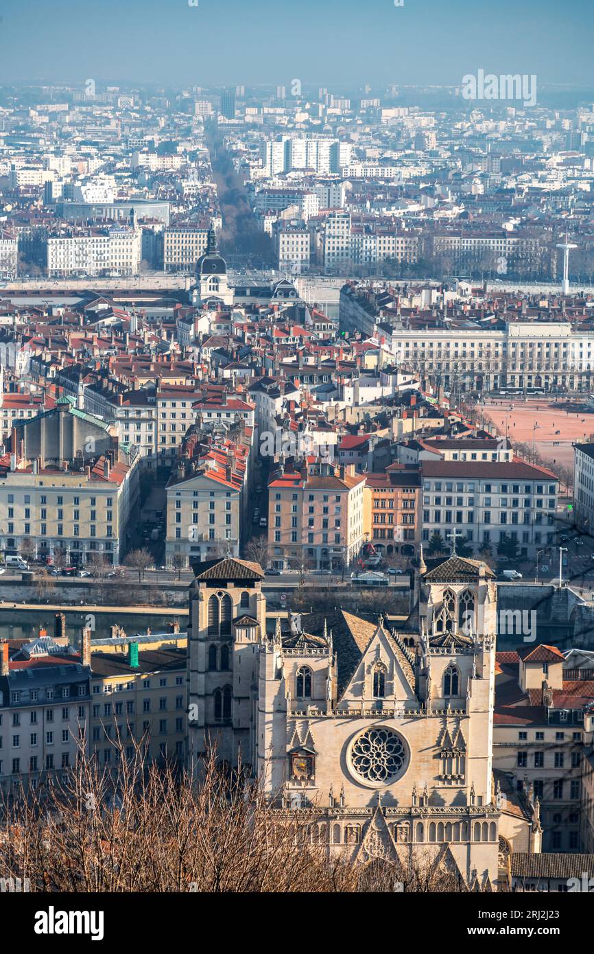 Lyon, France - 25 janvier 2022 : vue panoramique aérienne de la ville de Lyon depuis la colline de Fourvière. Banque D'Images