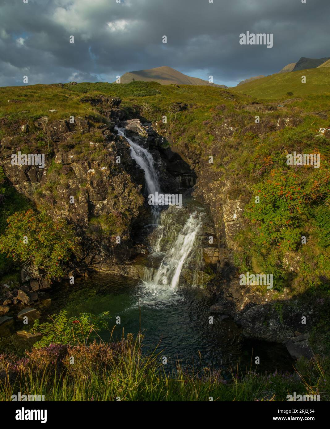 Belle cascade à Glen Brittle, île de Sky, Écosse avec vue sur les montagnes de Cuillin en arrière-plan Banque D'Images