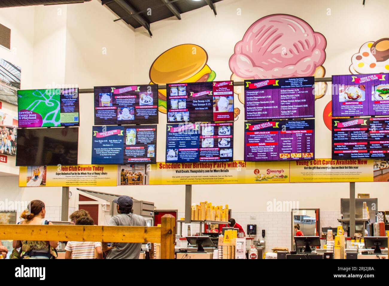 Menu de nourriture et de crème glacée sur écran numérique dans la ferme Young's Jersey Banque D'Images
