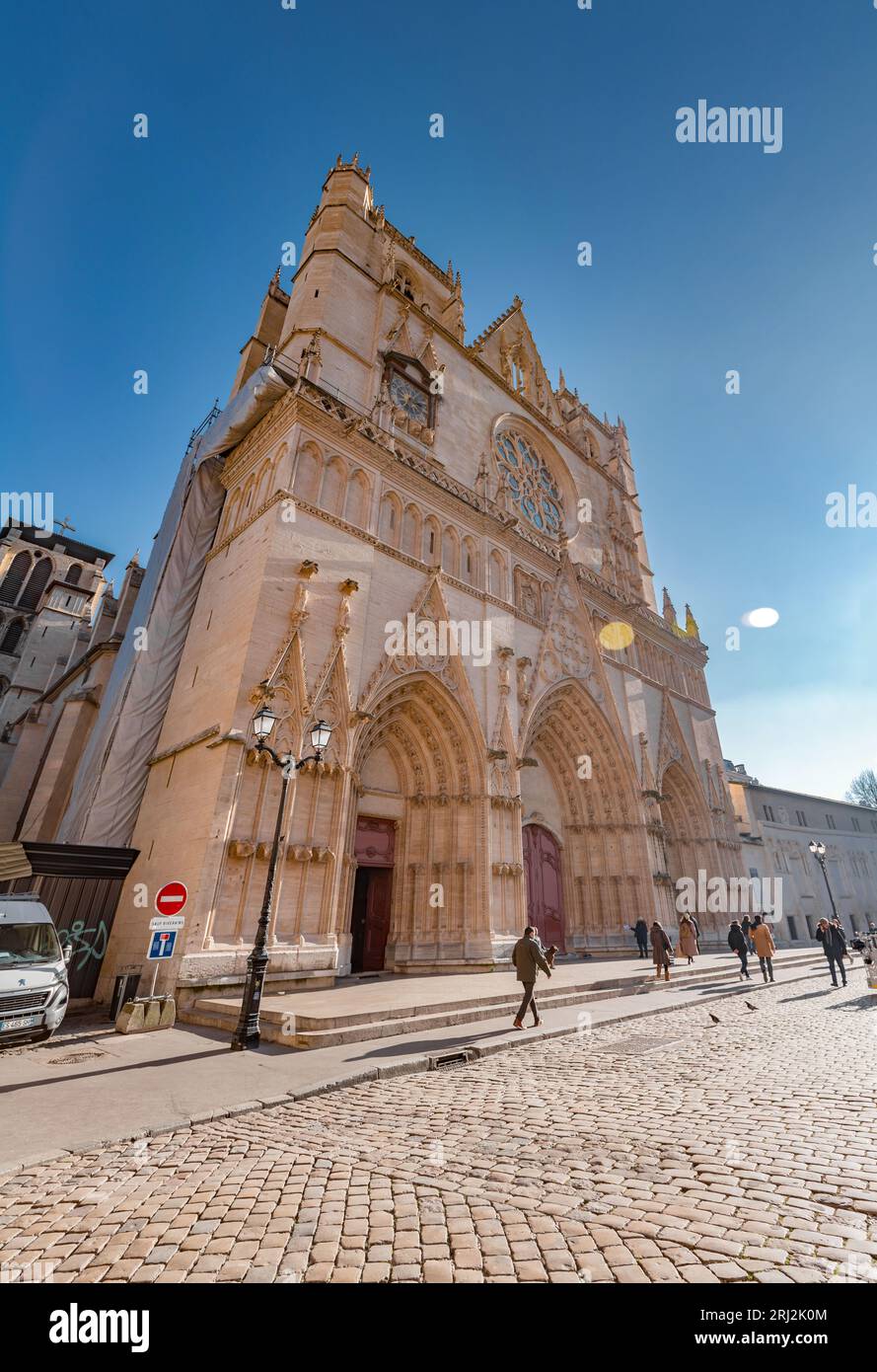 Lyon, France - 25 janvier 2022 : vue extérieure de la cathédrale Saint-Jean-Baptiste sur la place Saint-Jean ou la place Saint-Jean à Lyon, France. Banque D'Images Lyon, France - 25 janvier 2022 : vue extérieure de la cathédrale Saint-Jean-Baptiste sur la place Saint-Jean ou la place Saint-Jean à Lyon, France. Banque D'Images