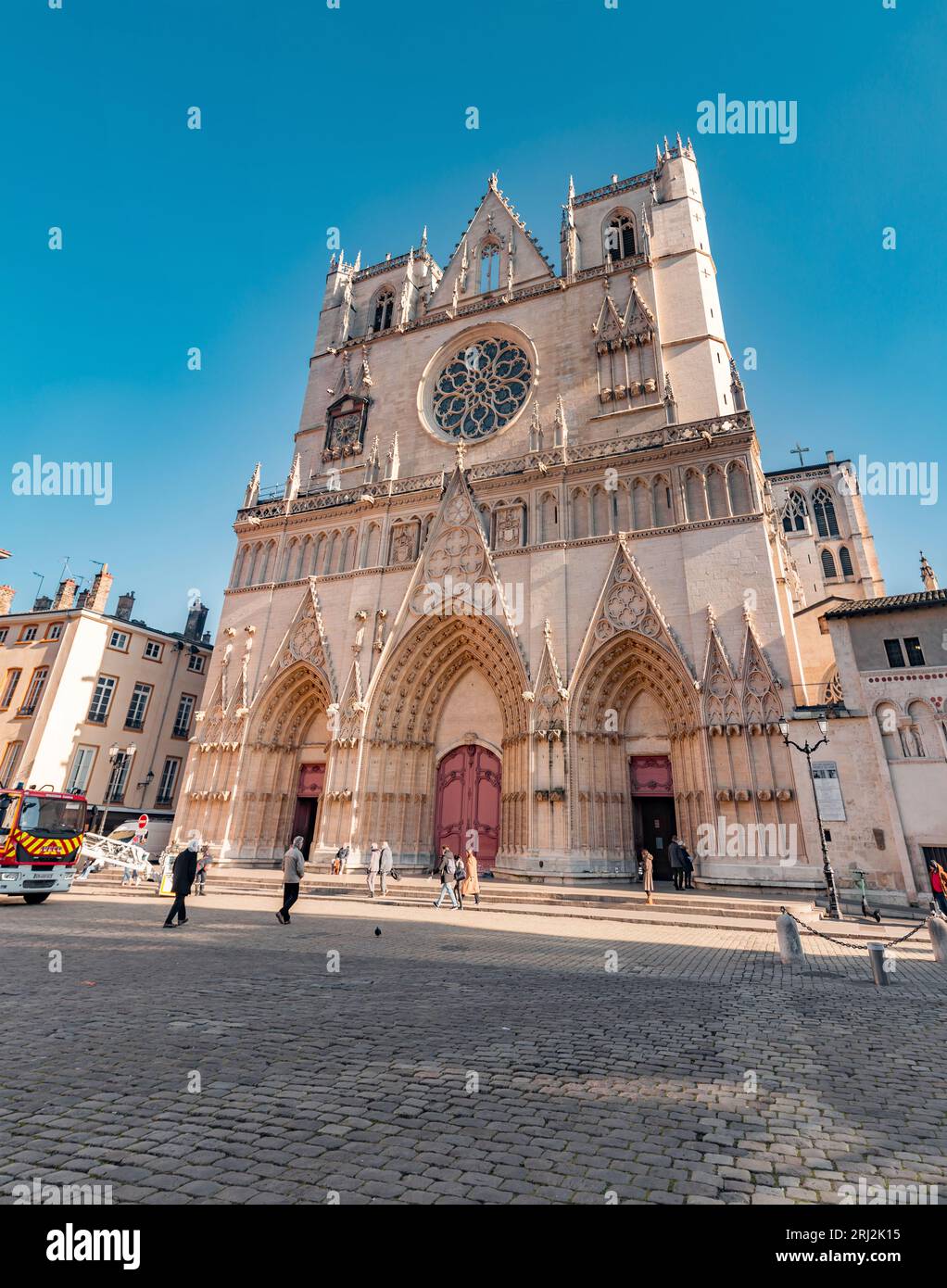 Lyon, France - 25 janvier 2022 : vue extérieure de la cathédrale Saint-Jean-Baptiste sur la place Saint-Jean ou la place Saint-Jean à Lyon, France. Banque D'Images Lyon, France - 25 janvier 2022 : vue extérieure de la cathédrale Saint-Jean-Baptiste sur la place Saint-Jean ou la place Saint-Jean à Lyon, France. Banque D'Images