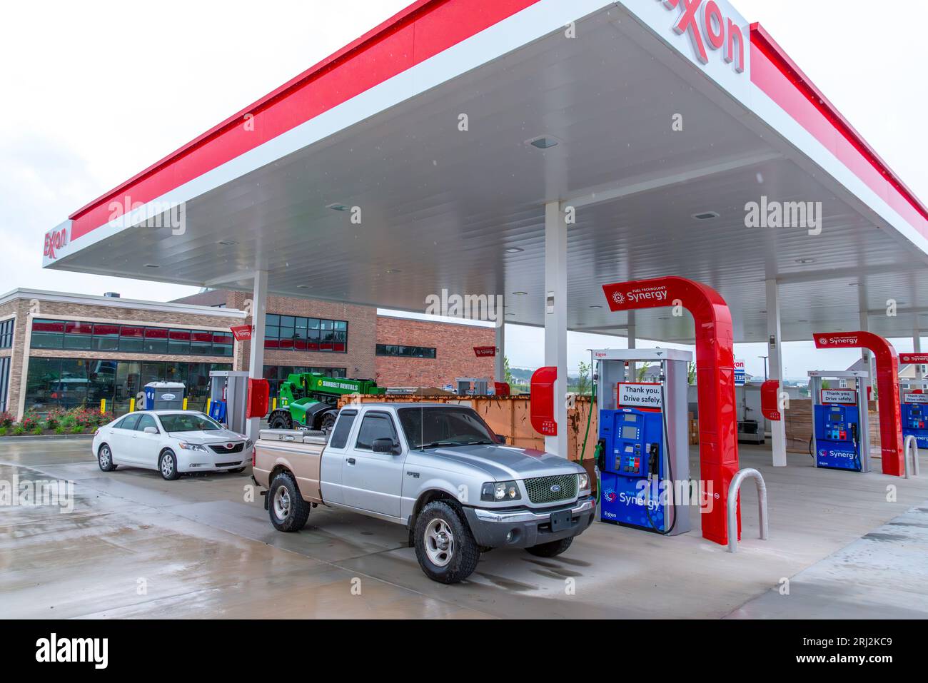 Maryville, Tennessee, États-Unis – 3 août 2023 : cliché horizontal d'un dépanneur Exxon Station-service en construction. Banque D'Images
