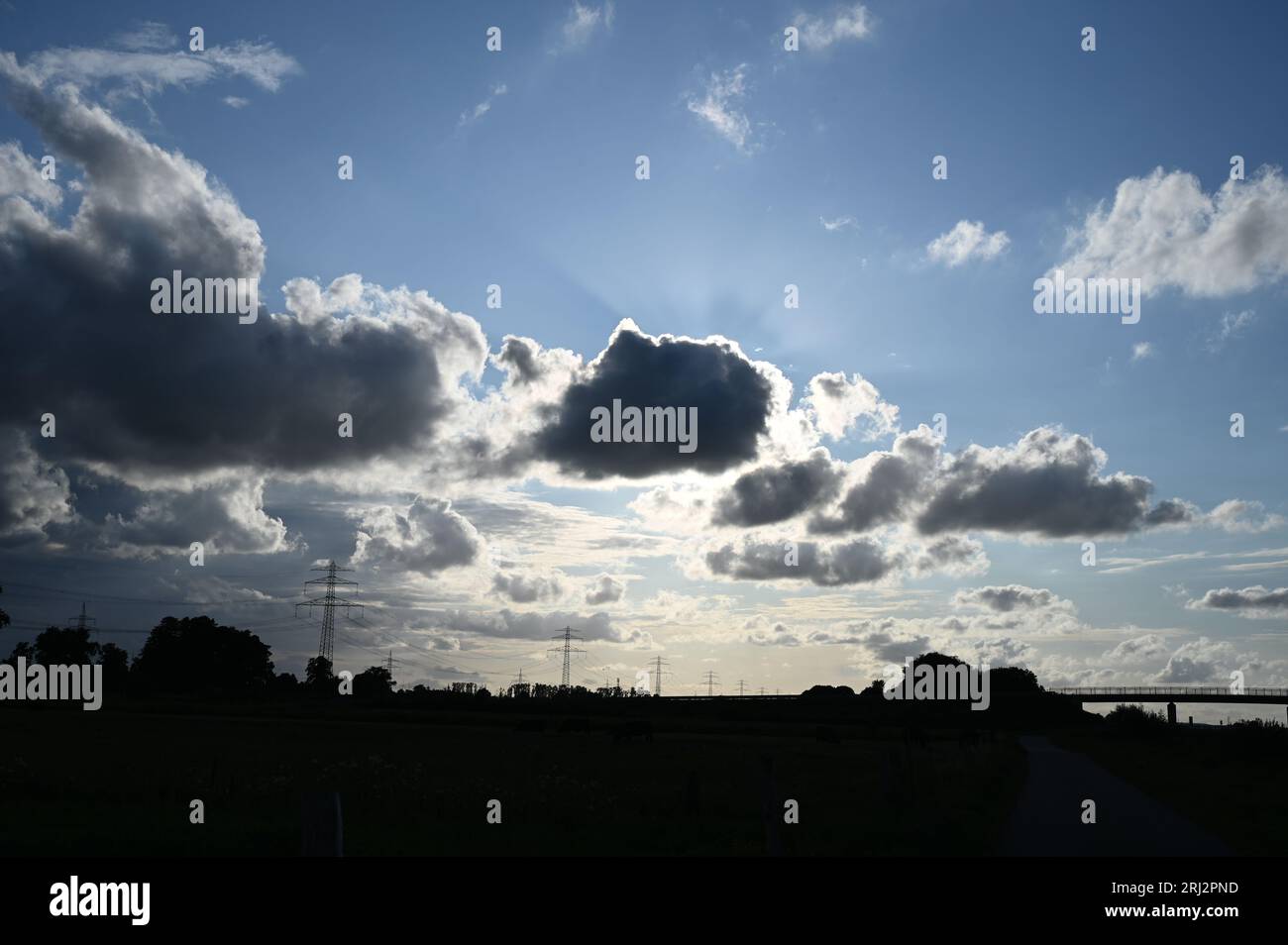 Soleil derrière les nuages par une journée brillante Banque D'Images