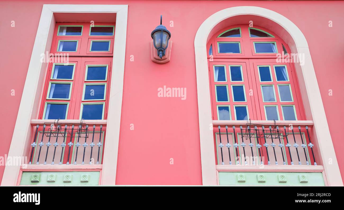 Vue de rue d'une façade colorée, arrière-plan architectural, Guayaquil, Équateur. Banque D'Images