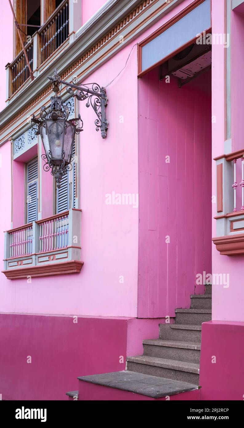 Vue de rue d'une façade colorée, arrière-plan architectural, Guayaquil, Équateur. Banque D'Images