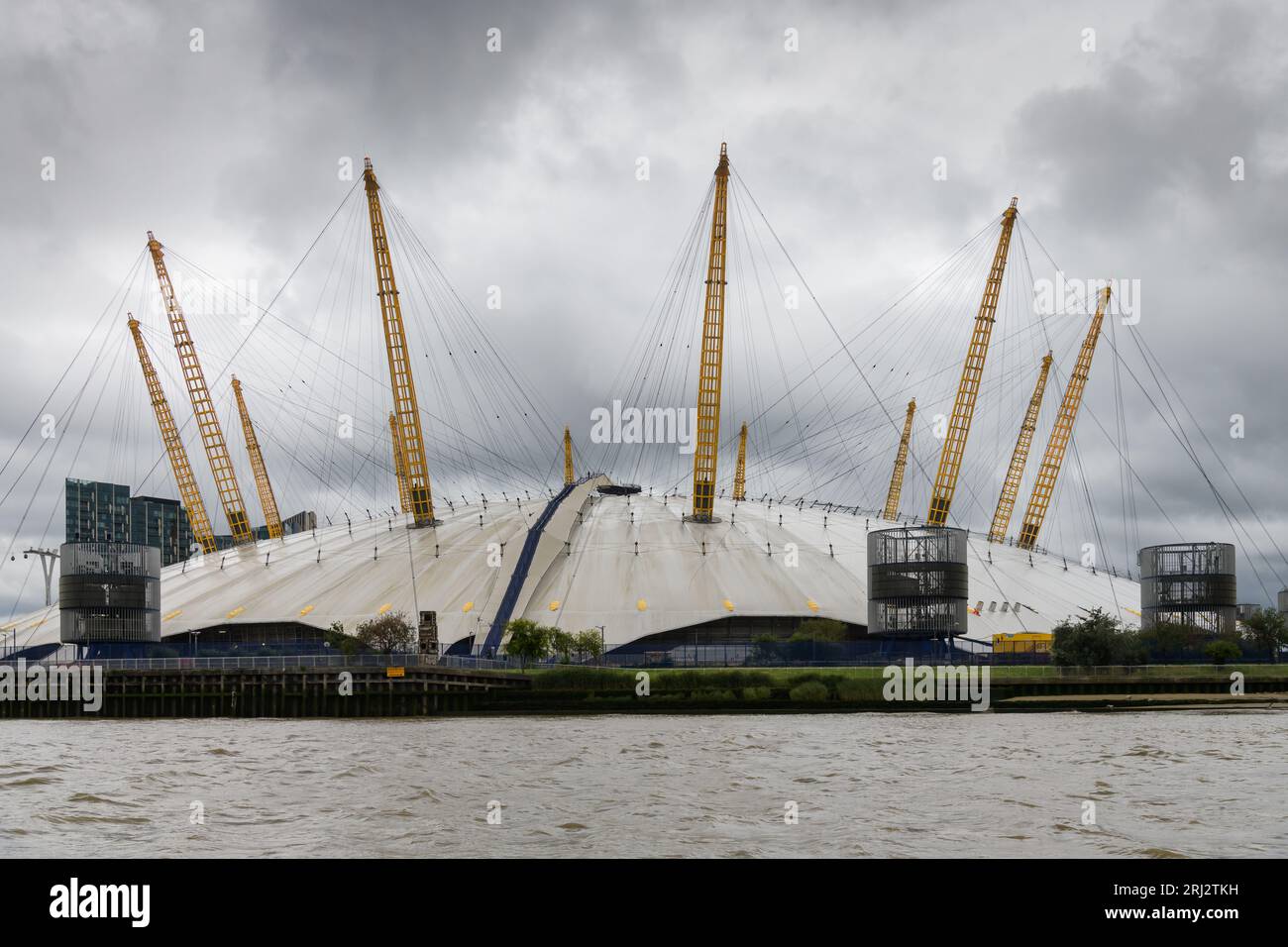 Londres, Royaume-Uni - 31 juillet 2023 ; ciel sombre au-dessus du dôme O2 Arena sur la péninsule de Greenwich Banque D'Images