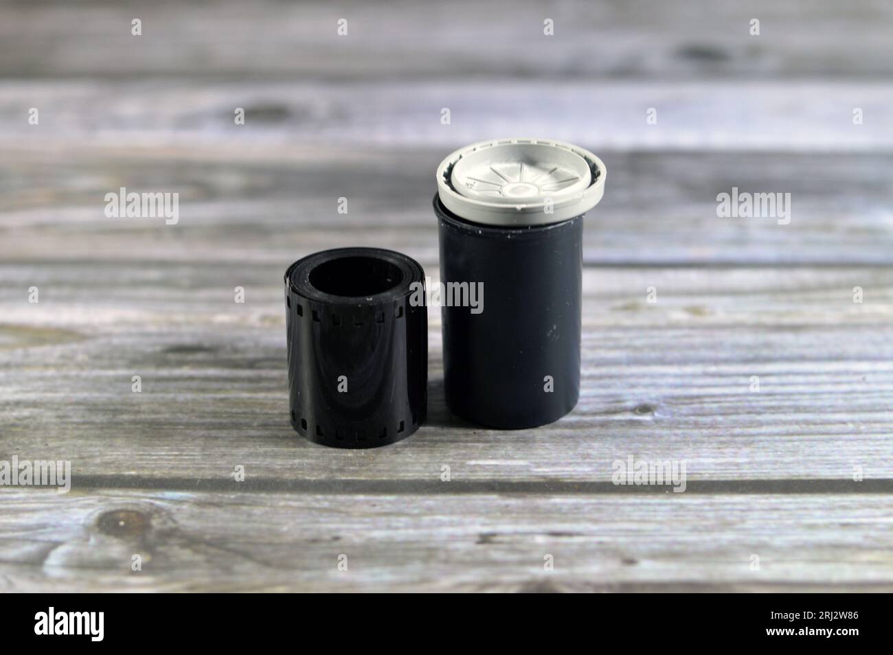 Film en rouleau ou film en rouleau, tout type de film photographique enroulé en bobine protégé de l'exposition à la lumière blanche par un support en papier, avec une forme caractéristique de 35 mm Banque D'Images