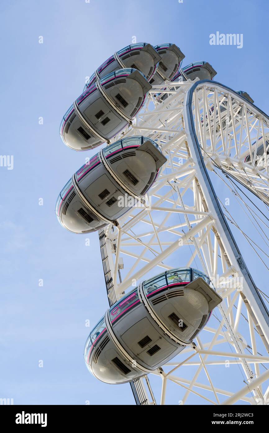 Londres, Royaume-Uni - 28 juillet 2023 ; vue du London Eye depuis le dessous des capsules passagers contre le ciel bleu Banque D'Images