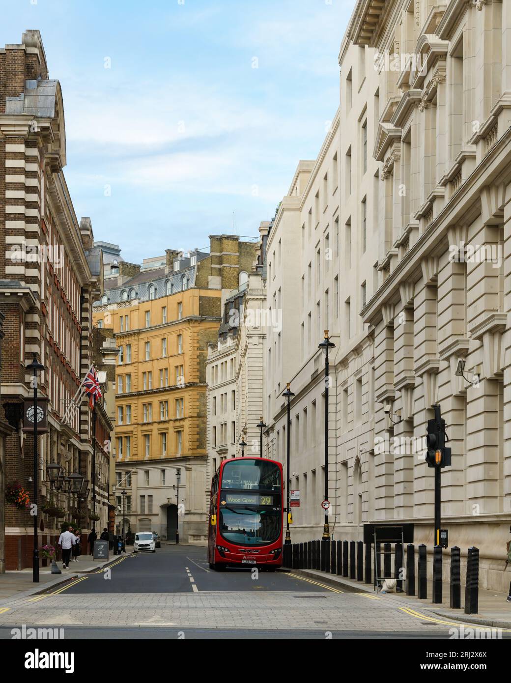 Londres, Royaume-Uni - 28 juillet 2023 ; paysage urbain de Great Scotland Yard avec bus à impériale rouge et bâtiments Banque D'Images