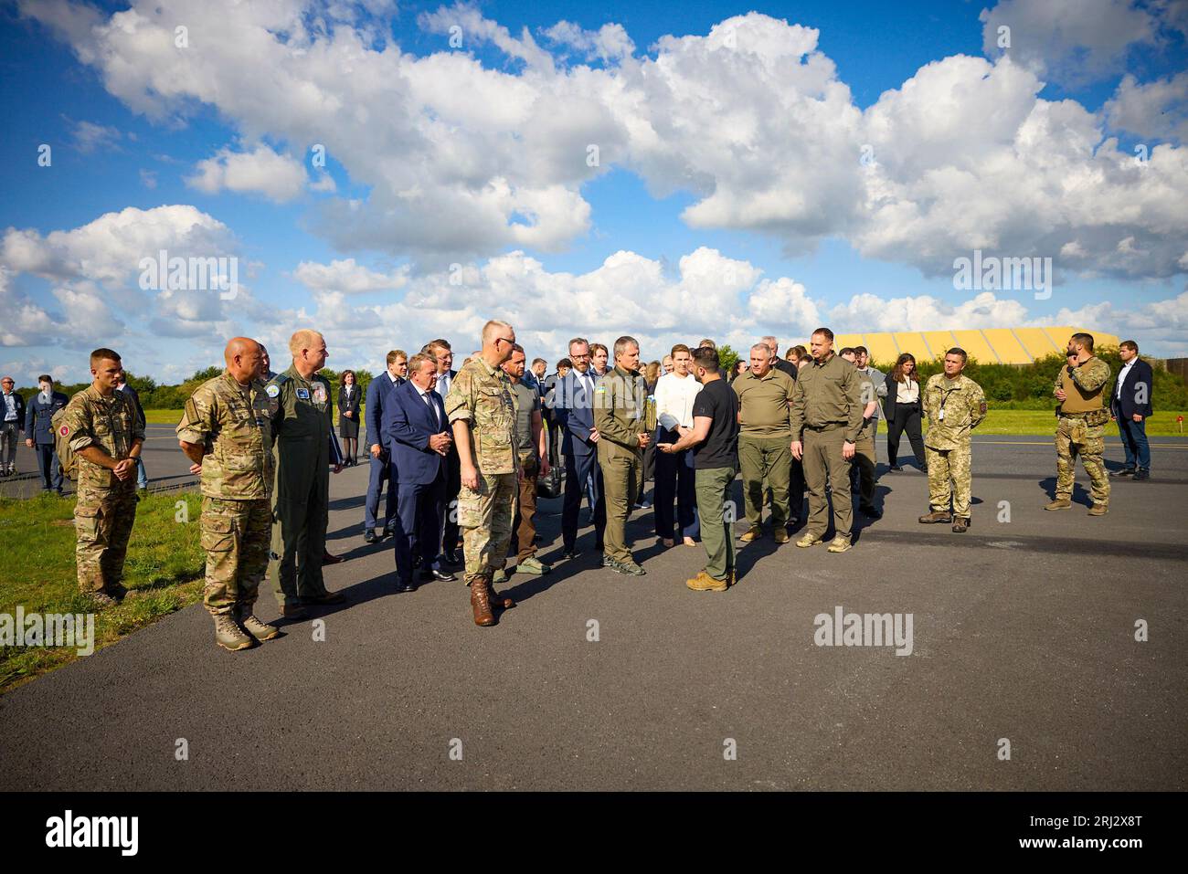 Au cours d'une visite de travail au Royaume du Danemark, le président ukrainien, Volodymyr Zelensky, a visité la base aérienne Fighter Wing Skrydstrup de la Royal Danish Air Force. Accompagné du Premier ministre danois mette Frederiksen et du Royal Air Force Command, le Chef de l’État s’est familiarisé avec les caractéristiques techniques des avions F-16 Fighting Falcon et le programme de formation des pilotes ukrainiens à bord de ces avions. Il a parlé avec des pilotes ukrainiens qui suivent une formation sur des F-16 pour protéger le ciel ukrainien. Banque D'Images