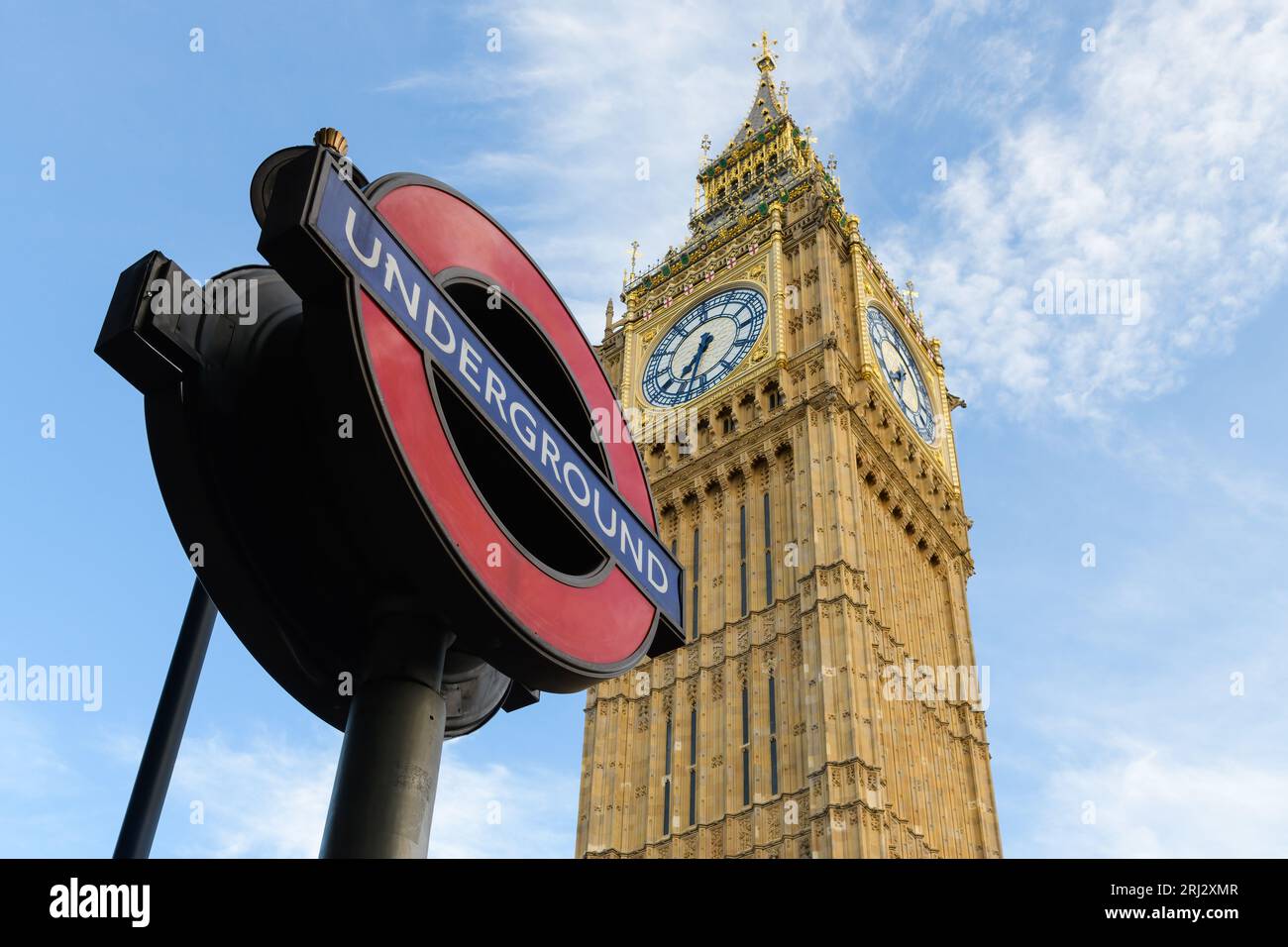 Londres, Royaume-Uni - 28 juillet 2023 ; Big Ben Elizabeth Tower et Underground Roundel icônes de Londres Banque D'Images