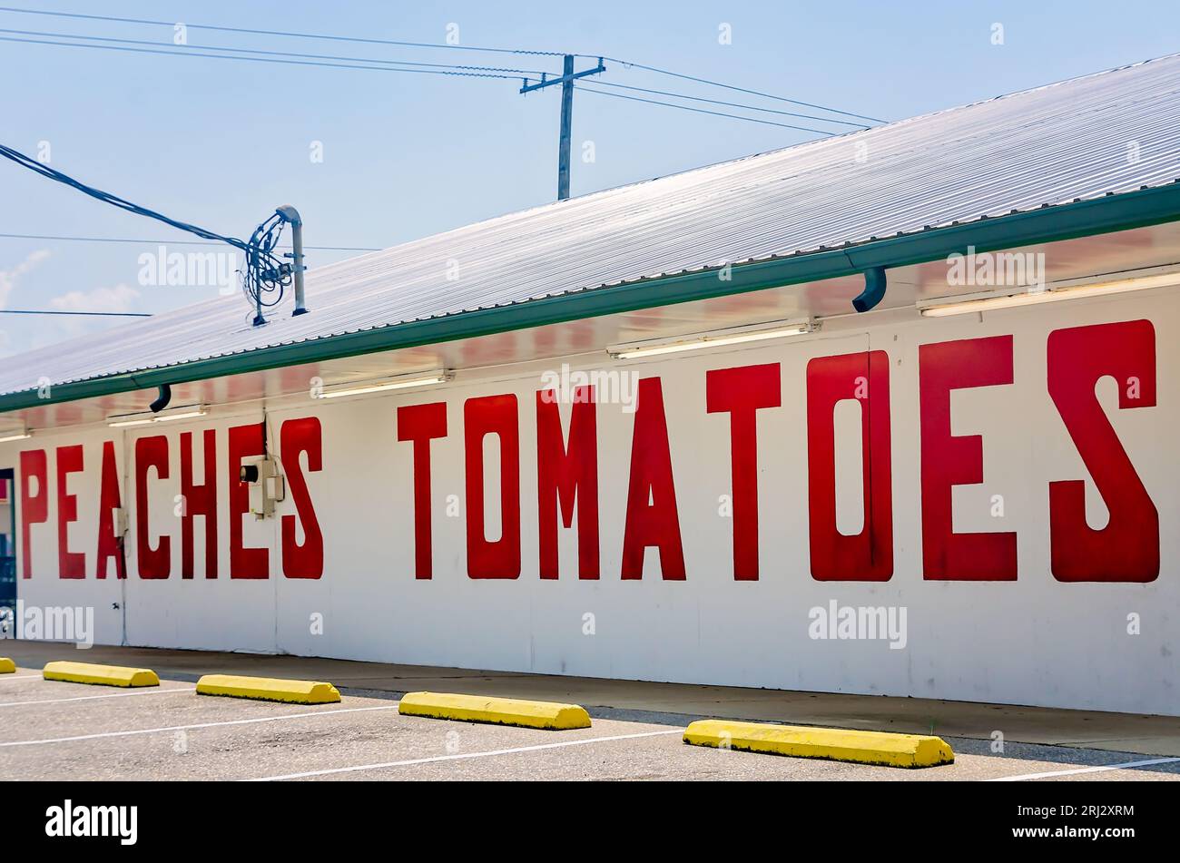 Les pêches et les tomates sont annoncées au Burris Farm Market, le 19 août 2023, à Loxley, en Alabama. Le marché familial a ouvert ses portes en 1984. Banque D'Images