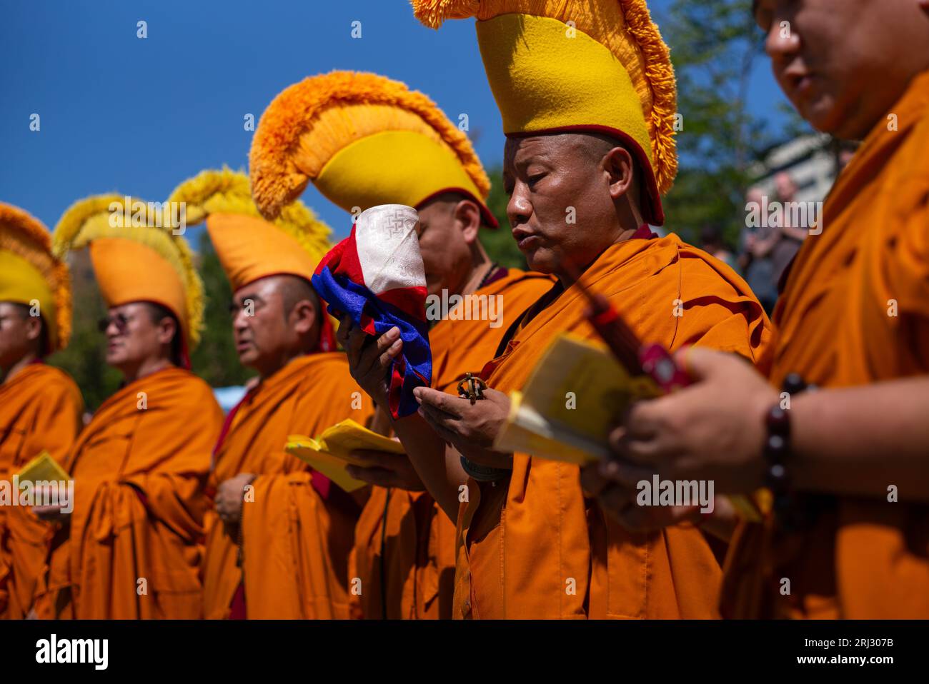 Kansas City, Missouri, États-Unis. 19 août 2023. Les moines Drepung Gomang mènent les rituels de dissolution à Brush Creek samedi, et versent le sable du World Peace Sand Mandala dans la rivière. En tournée en Amérique du Nord pour la première fois en cinq ans, les moines Drepung Gomang de l'Inde du Sud consacrent et exécutent les rituels de dissolution de leur mandala de sable pour la paix mondiale samedi. Le Mandala a été construit et dissous à Unity Temple sur la Plaza ; en relation avec Temple Buddhist Center, et s'est terminé à Brush Creek après une procession dans les rues de la Plaza de Kansas City. Le Banque D'Images