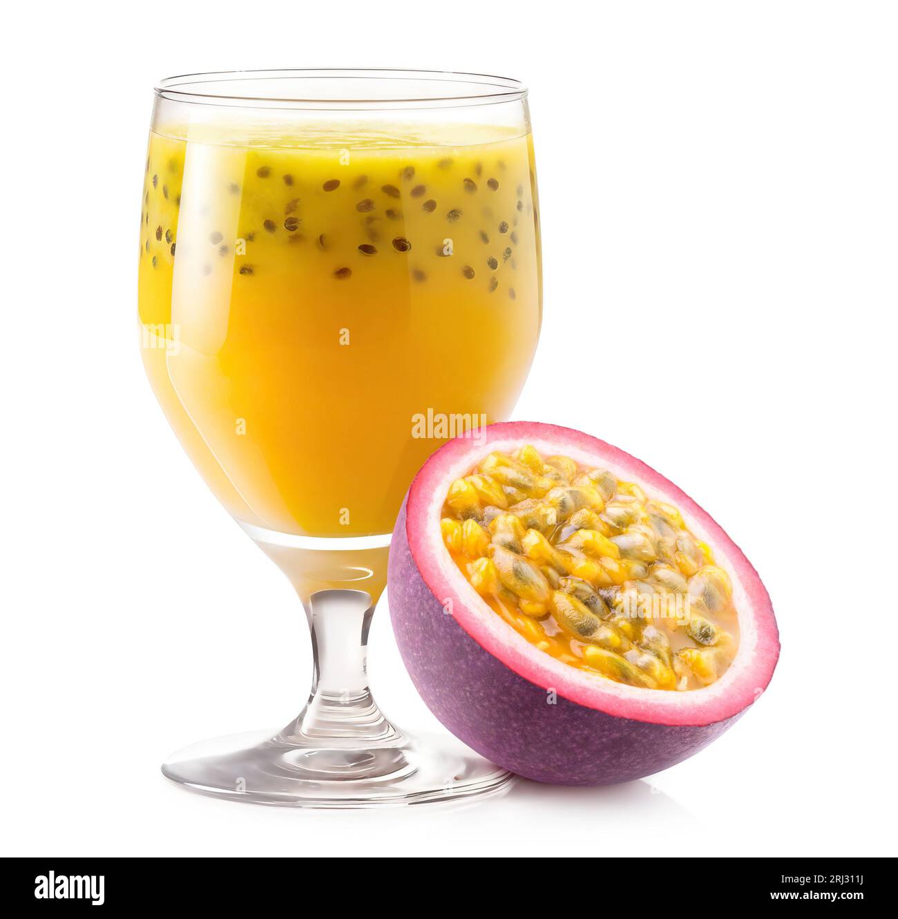 Boisson aux fruits de la passion dans un verre et morceau de fruits maracuya frais, isolé sur blanc Banque D'Images